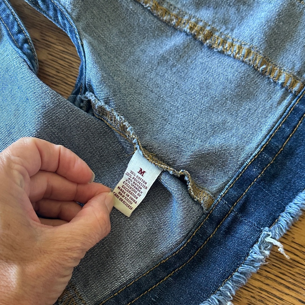 2/$20 Denim MUDD VEST Sleeveless DISTRESSED ROUGH EDGED HEM SZ MED - Picture 8 of 10